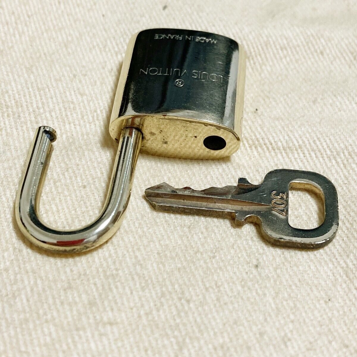 LOUIS VUITTON LV 10 SET PADLOCK KEY CHARM CADENA GOLD-PLATED FRANCE 62PDA163