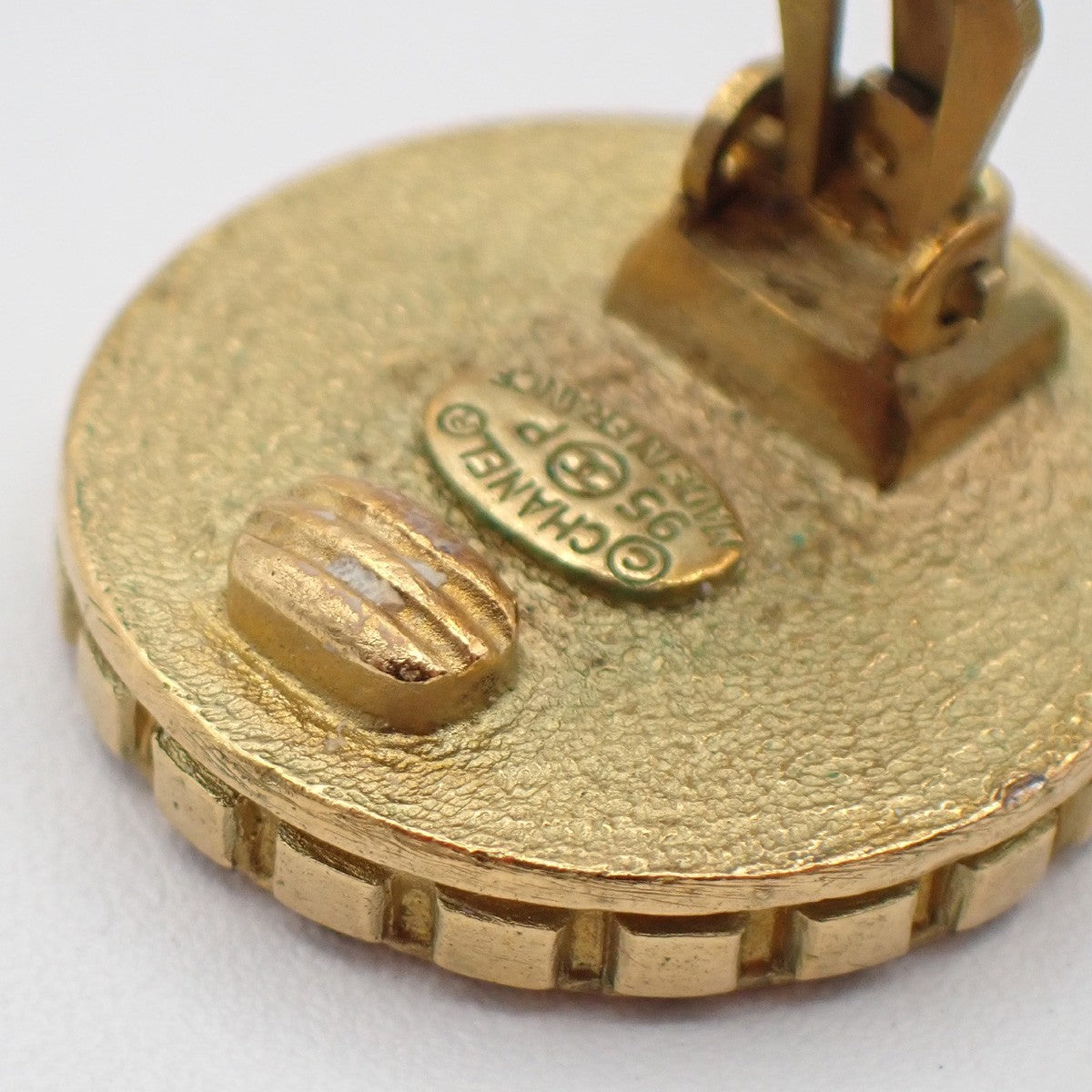 CHANEL CC Logo Round Button Earrings 95P Clip-On Gold GHW France Vintage 67RL677