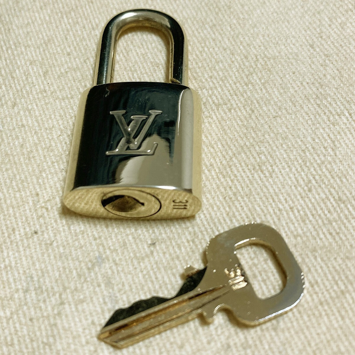 LOUIS VUITTON LV 10 SET PADLOCK KEY CHARM CADENA GOLD-PLATED FRANCE 39PDA190