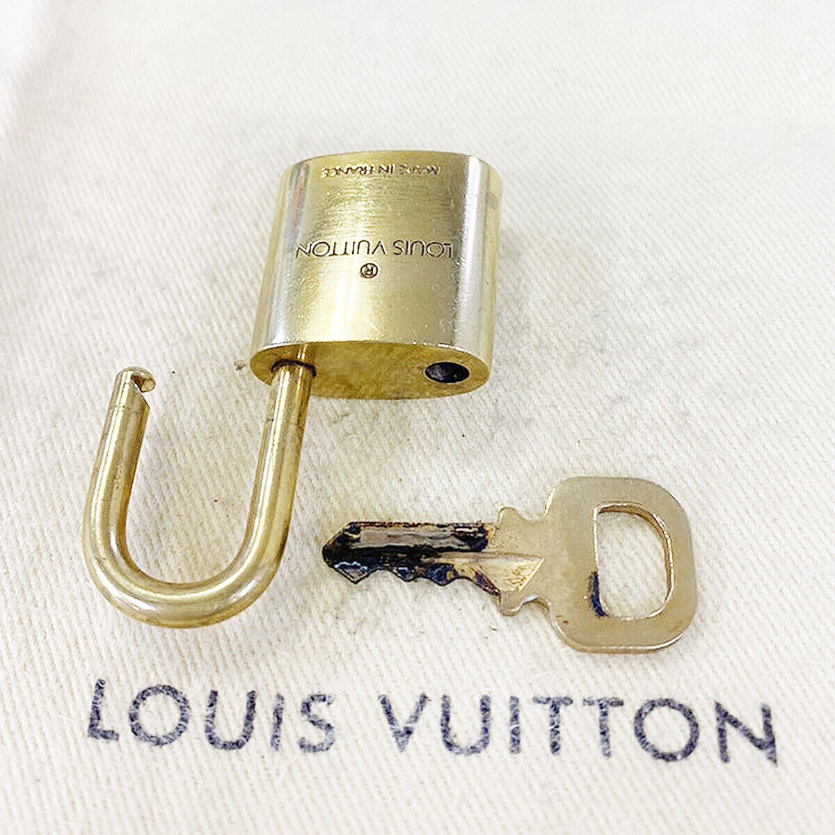 LOUIS VUITTON LV 10 SET PADLOCK CADENA KEY BAG CHARM GOLD PLATED FRANCE 33MS879
