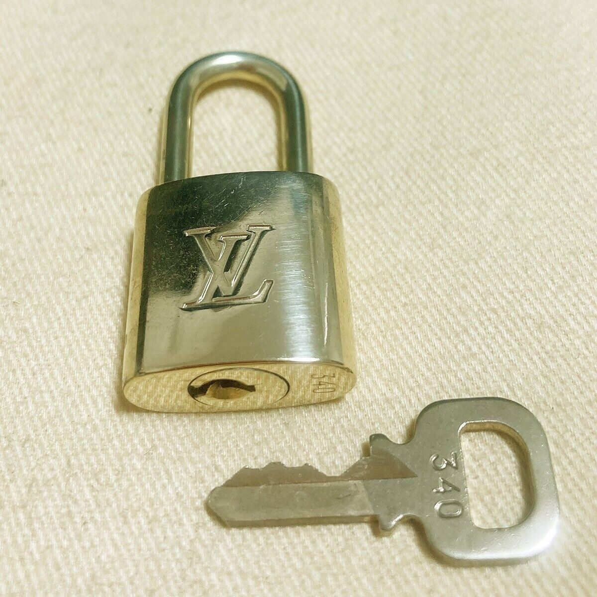 LOUIS VUITTON LV 10 SET PADLOCK KEY BAG CHARM CADENA GOLD PLATED FRANCE 33PDA100