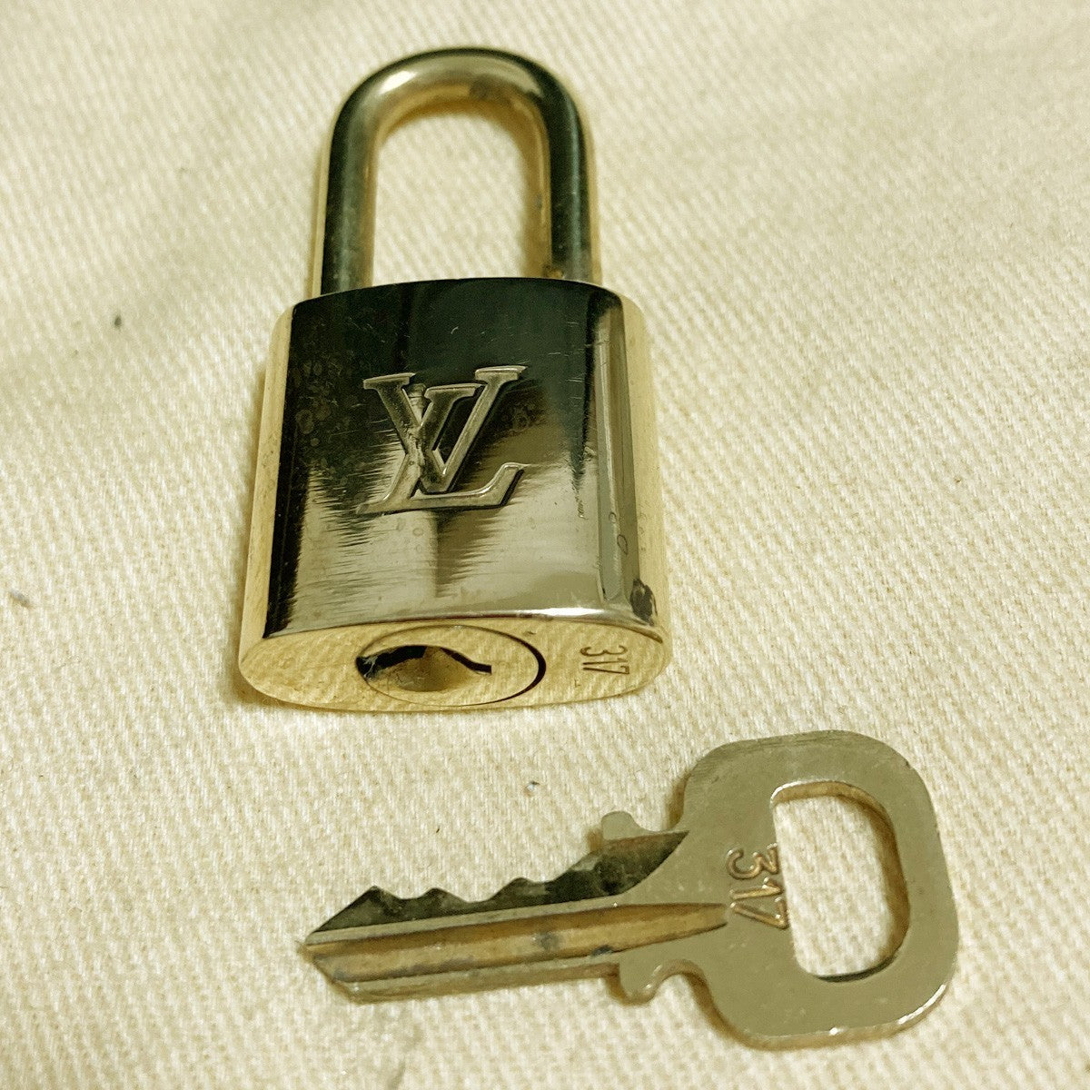 LOUIS VUITTON LV 10 SET PADLOCK KEY CHARM CADENA GOLD-PLATED FRANCE 61PDA262