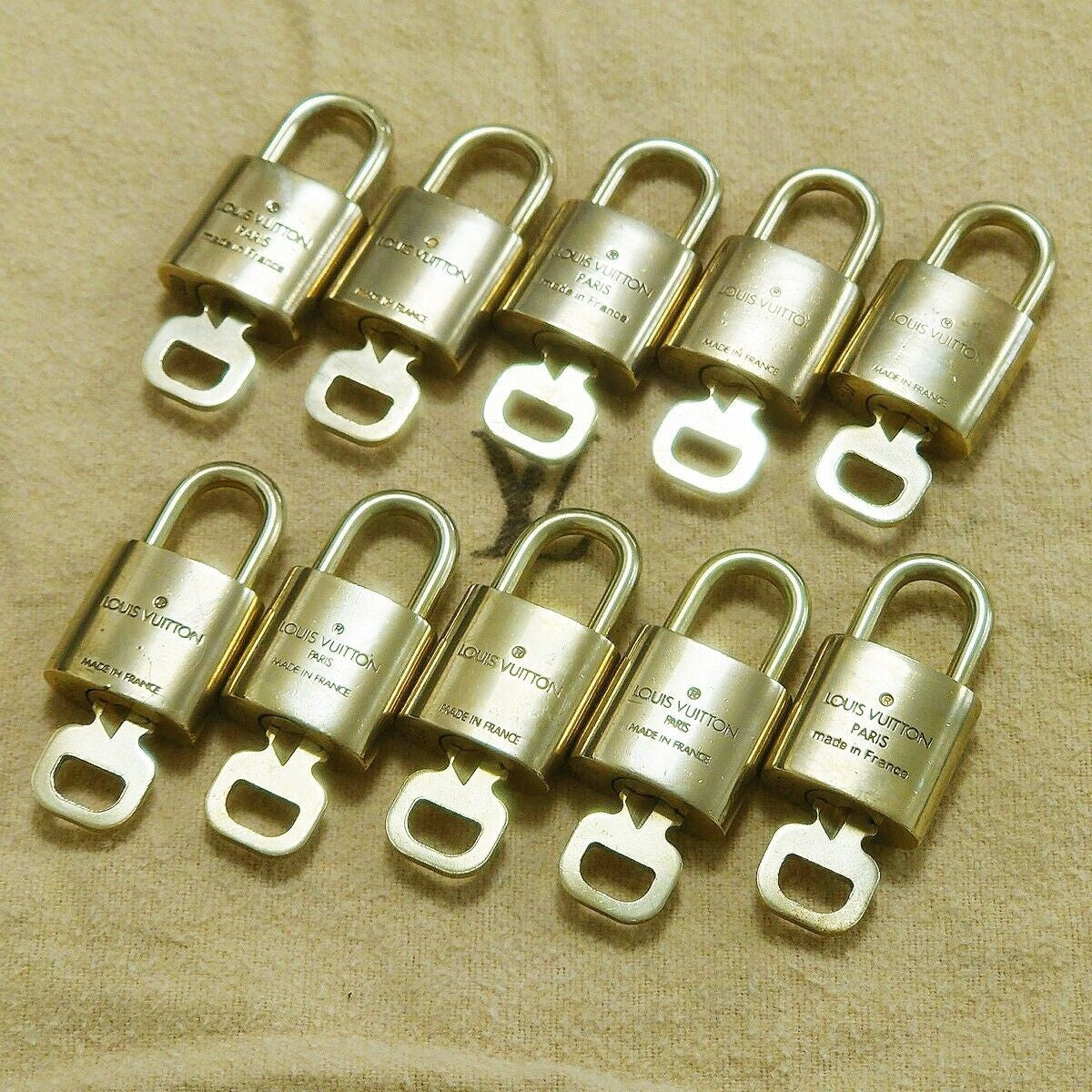 LOUIS VUITTON LV 10 SET PADLOCK KEY BAG CHARM CADENA GOLD PLATED FRANCE 37HA158