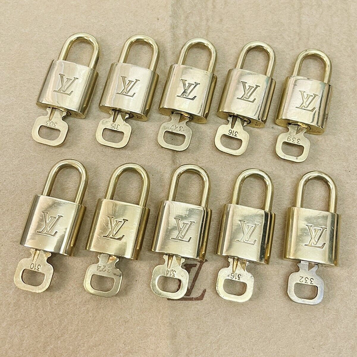 LOUIS VUITTON LV 10 SET PADLOCK KEY BAG CHARM CADENA GOLD PLATED FRANCE 35JF600