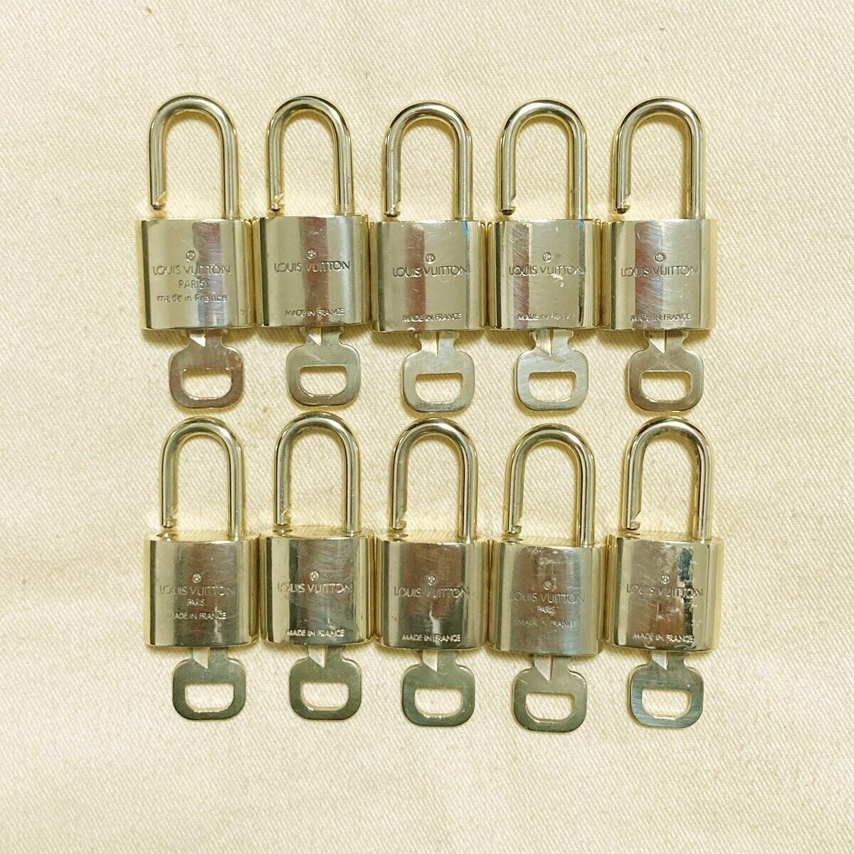 AUTHENTIC LOUIS VUITTON LV 10 SET PADLOCK KEY CHARM CADENA GOLD FRANCE 62PDA138