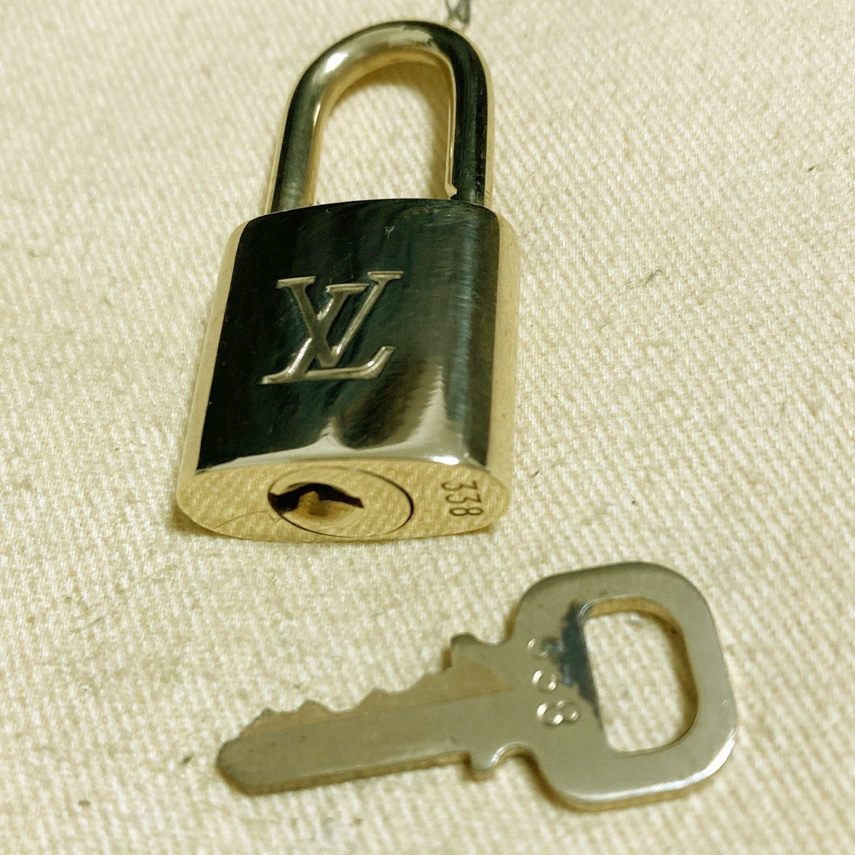 LOUIS VUITTON LV 10 SET PADLOCK KEY CHARM CADENA GOLD-PLATED FRANCE 31PDA252