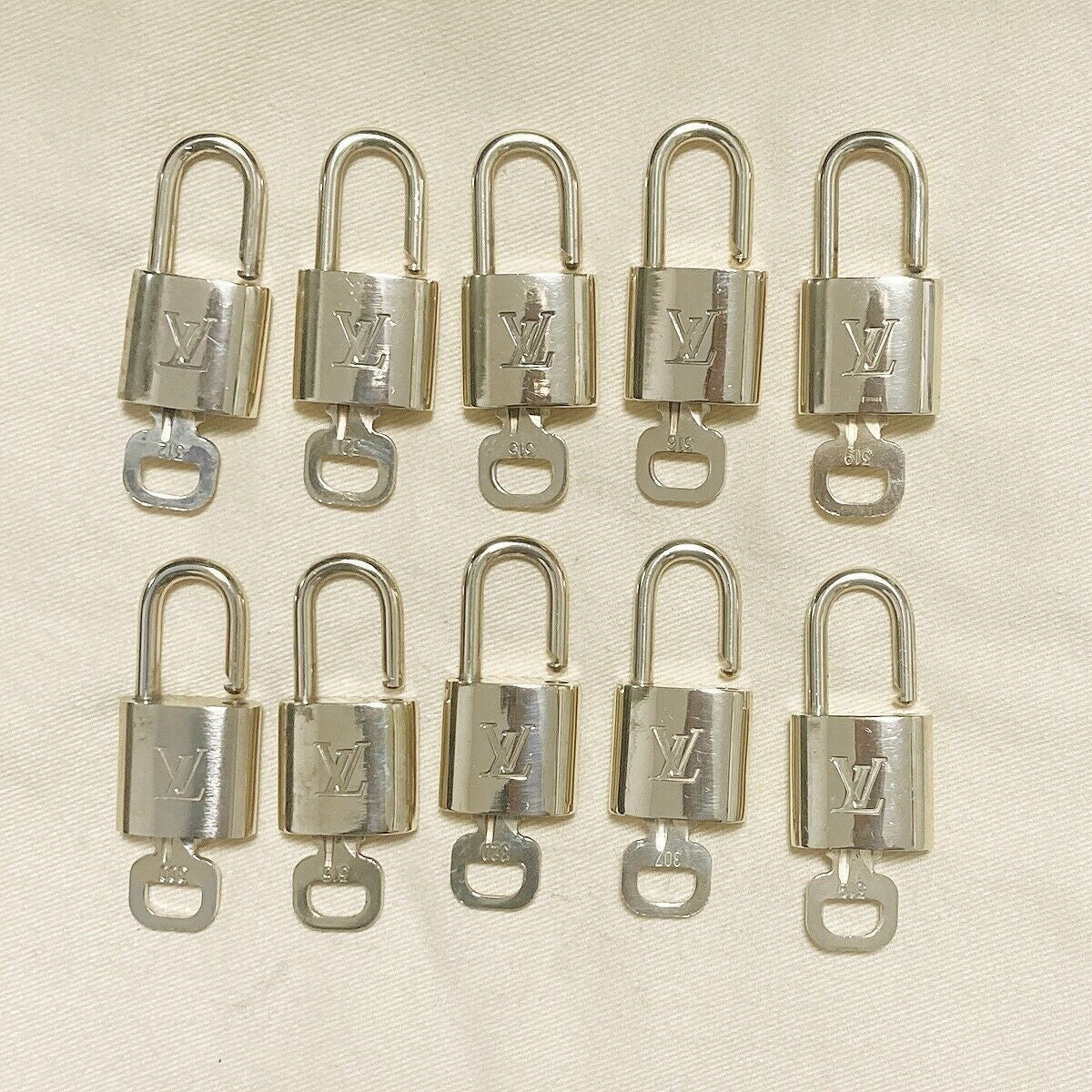 LOUIS VUITTON LV 10 SET PADLOCK KEY BAG CHARM CADENA GOLD PLATED FRANCE 35PDA017