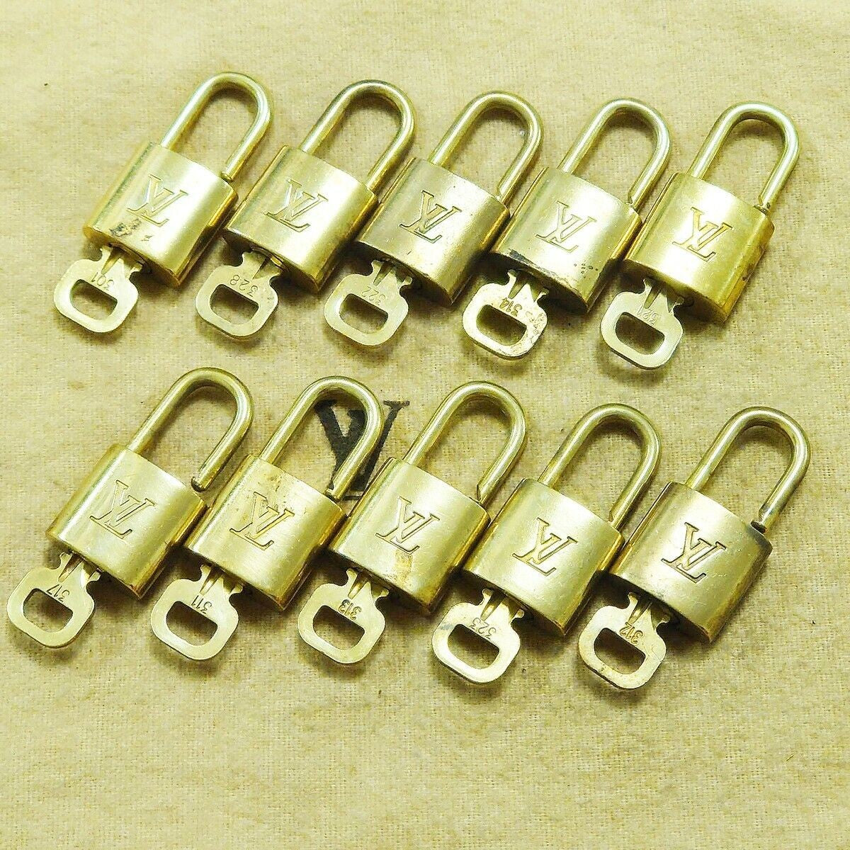 LOUIS VUITTON LV 10 SET PADLOCK KEY BAG CHARM CADENA GOLD PLATED FRANCE 36HA052