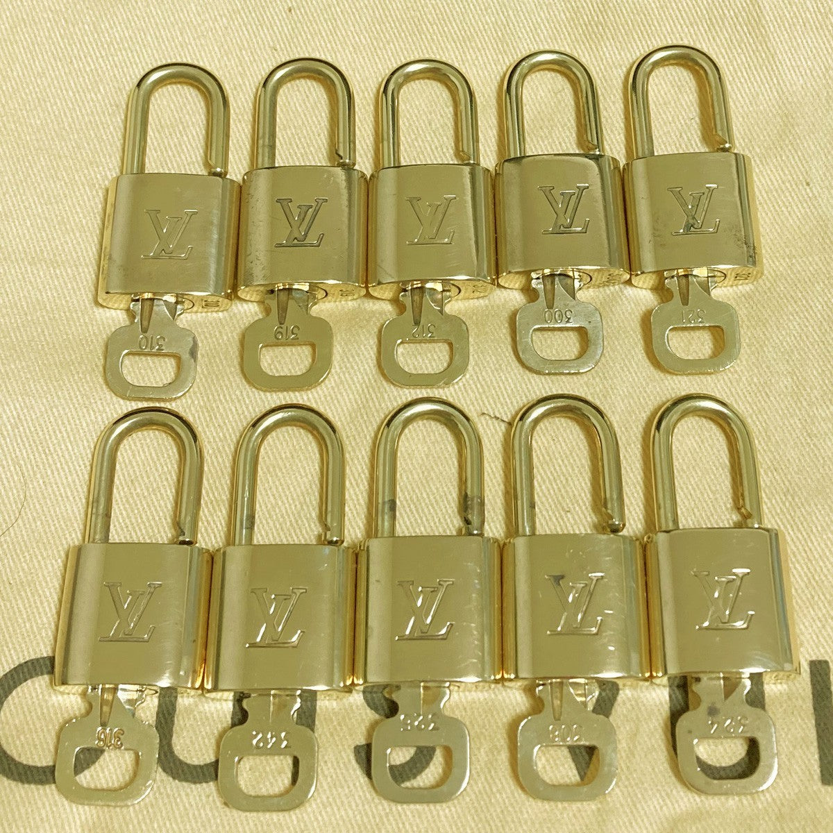 LOUIS VUITTON LV 10 SET PADLOCK KEY CHARM CADENA GOLD-PLATED FRANCE 37PDA279