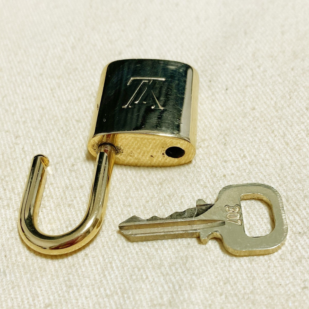 LOUIS VUITTON LV 10 SET PADLOCK KEY CHARM CADENA GOLD-PLATED FRANCE 37PDA267