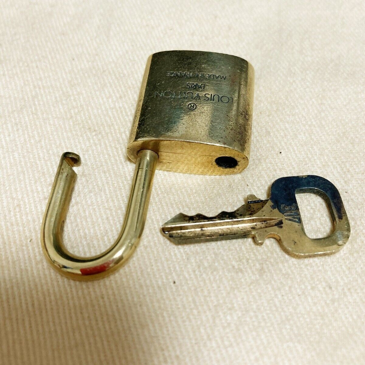LOUIS VUITTON LV 10 SET PADLOCK KEY BAG CHARM CADENA GOLD PLATED FRANCE 35PDA065