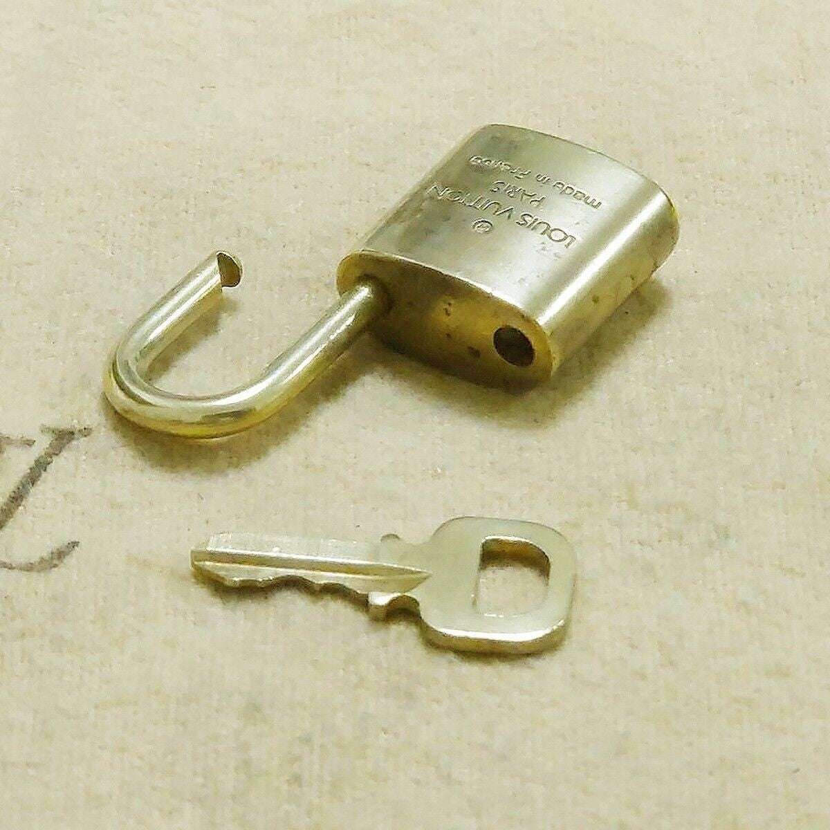 LOUIS VUITTON LV 10 SET PADLOCK KEY BAG CHARM CADENA GOLD PLATED FRANCE 37HA141