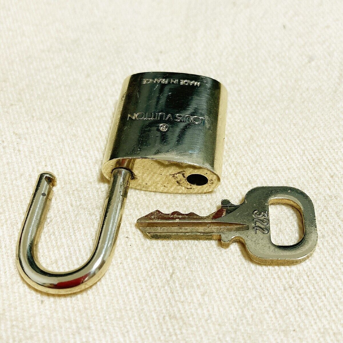 LOUIS VUITTON LV 10 SET PADLOCK KEY BAG CHARM CADENA GOLD PLATED FRANCE 37PDA091