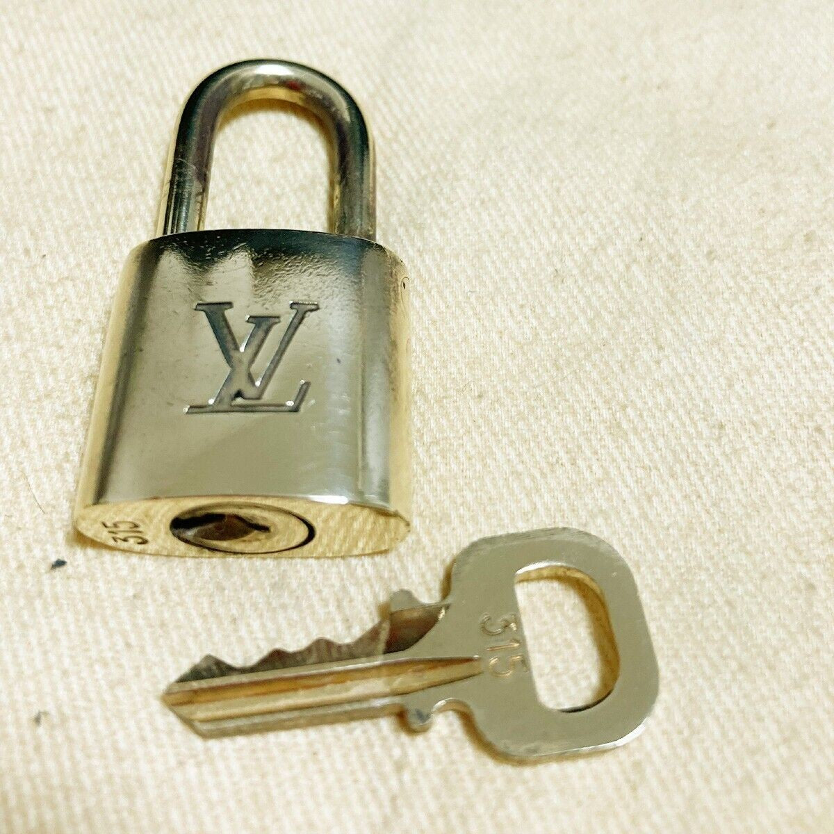 LOUIS VUITTON LV 10 SET PADLOCK KEY BAG CHARM CADENA GOLD PLATED FRANCE 35PDA120