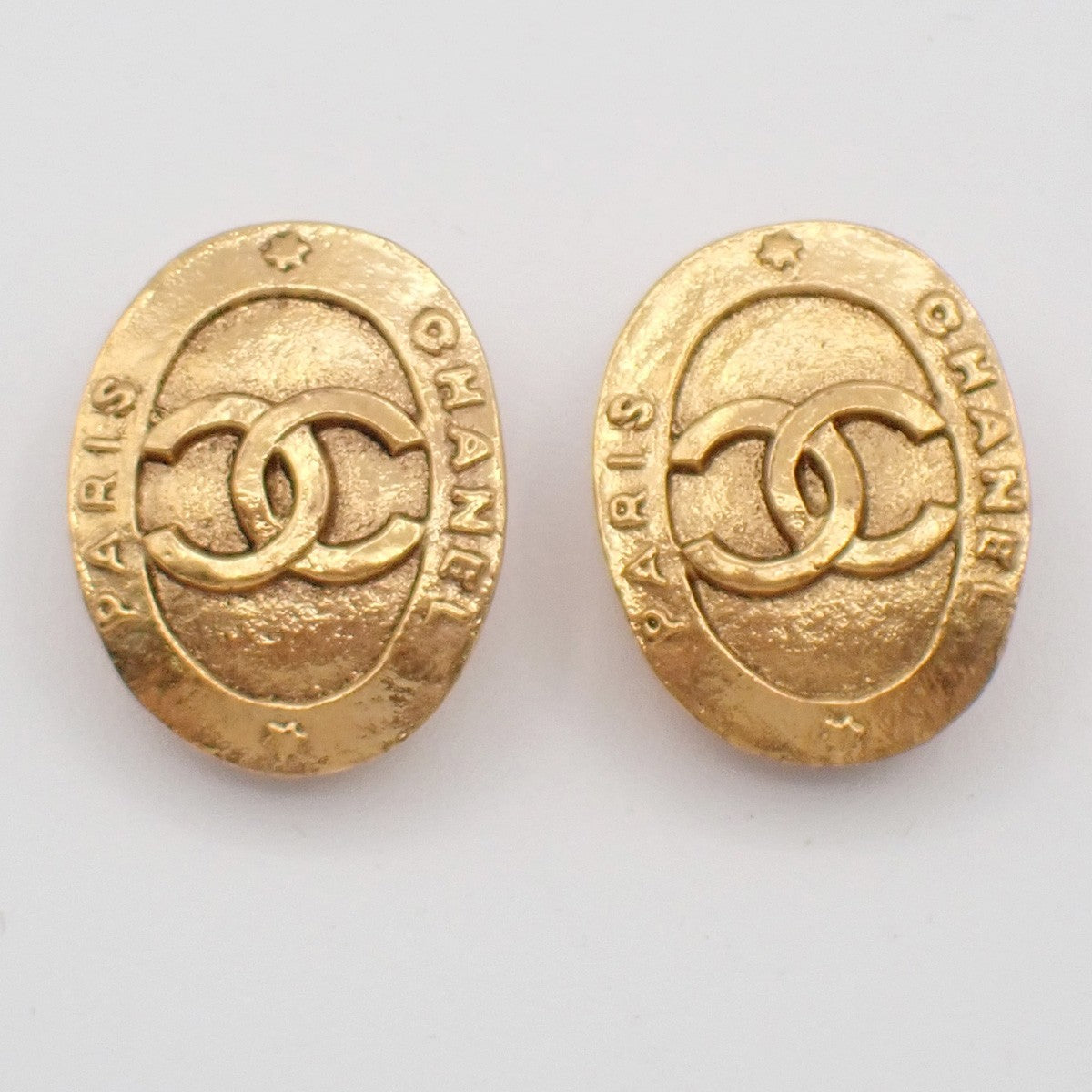 CHANEL CC Logo Oval Button Earrings Clip-On 28 Gold-Plated Vintage 83RF751