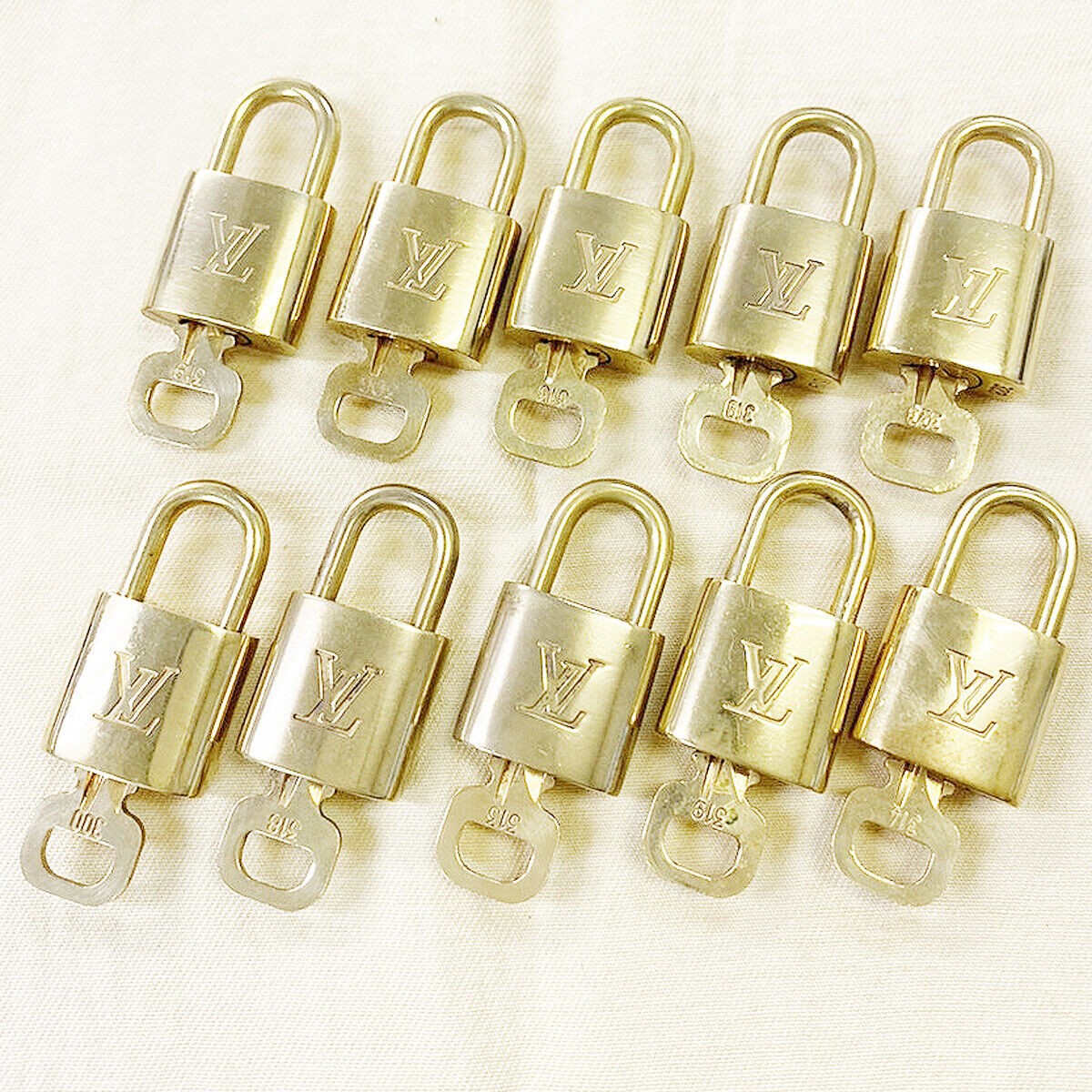 LOUIS VUITTON LV 10 SET PADLOCK CADENA KEY BAG CHARM GOLD PLATED FRANCE 33MS903