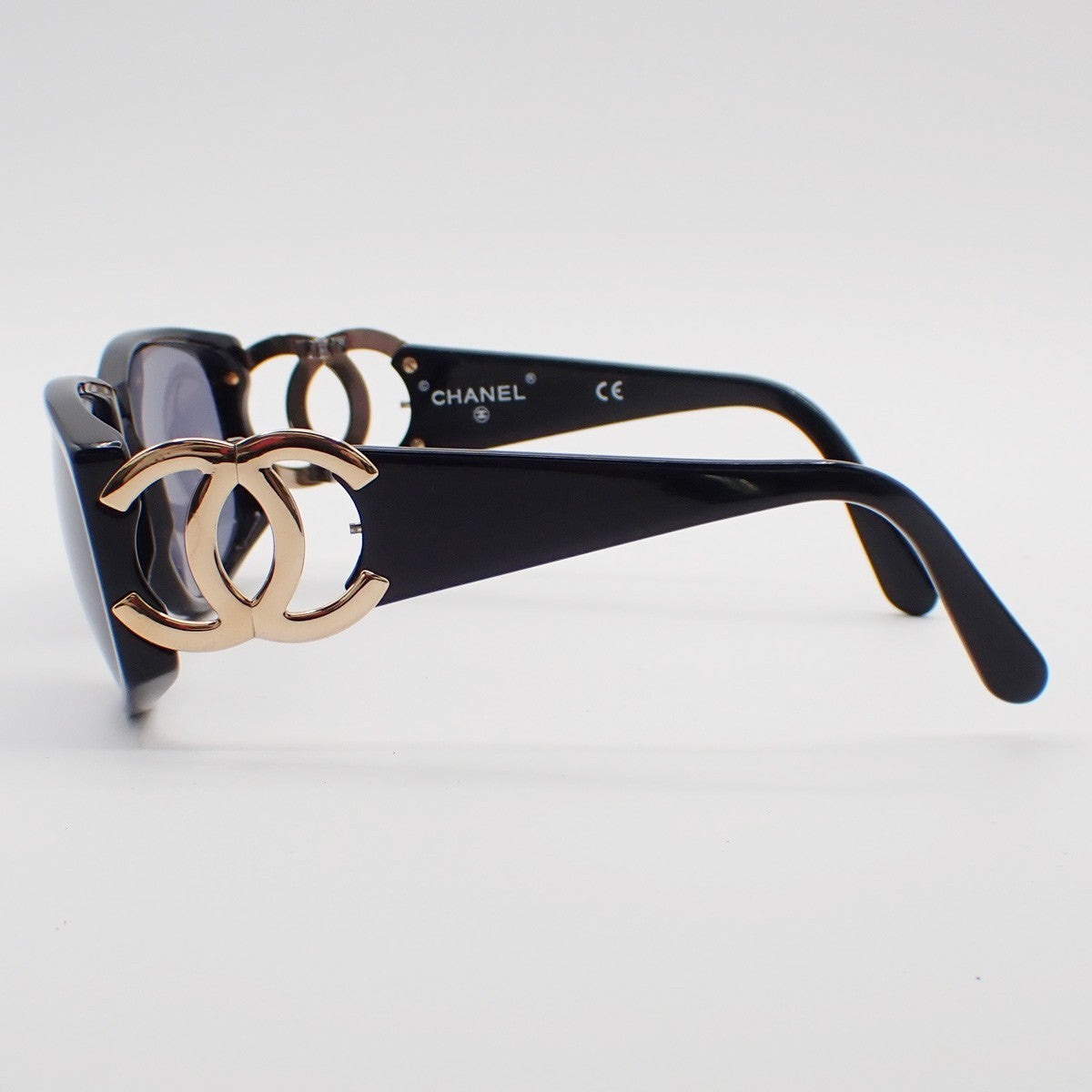 CHANEL CC Logos Sunglasses Eye Wear Plastic Black Gold 02461 64RL559