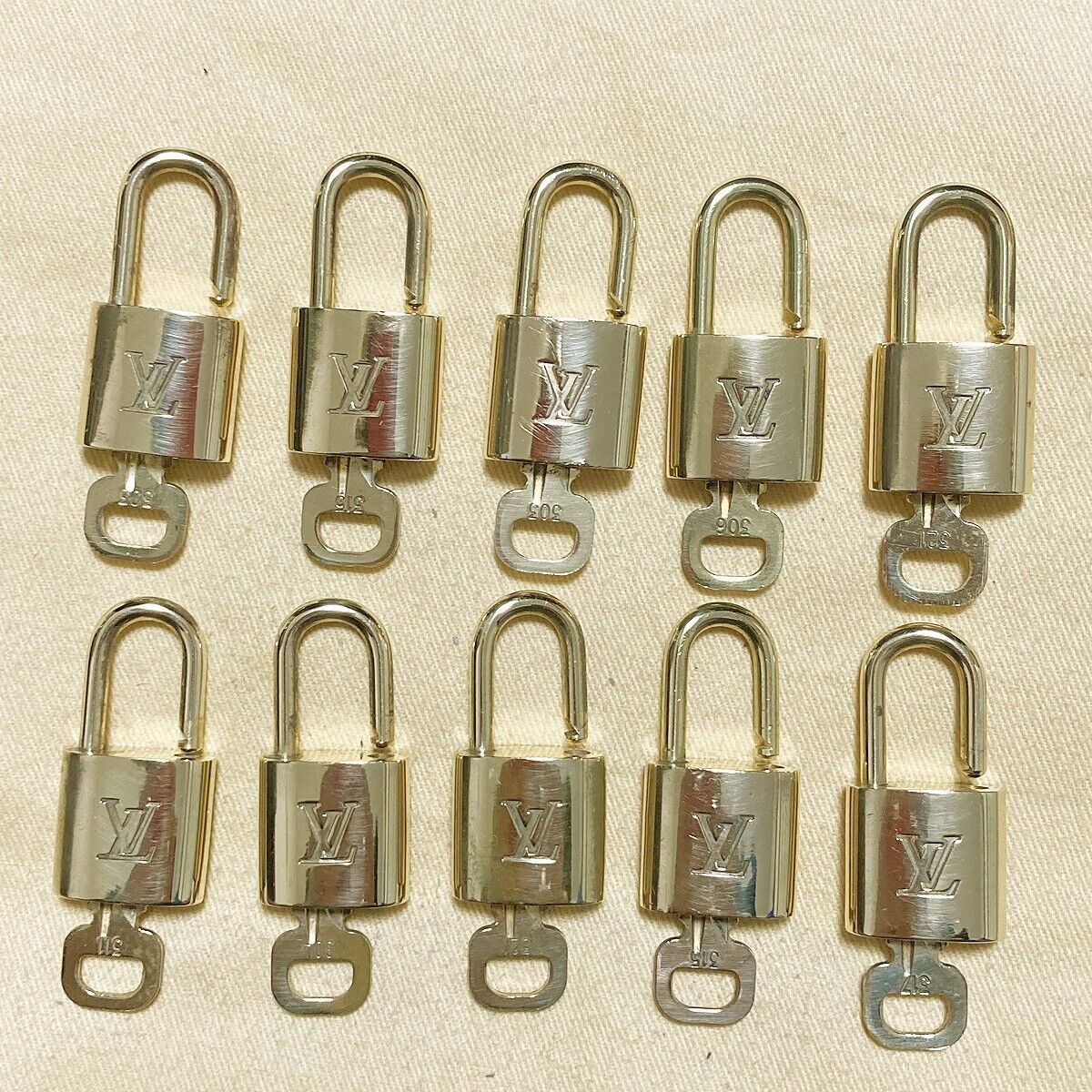 LOUIS VUITTON LV 10 SET PADLOCK KEY BAG CHARM CADENA GOLD PLATED FRANCE 02PDA081