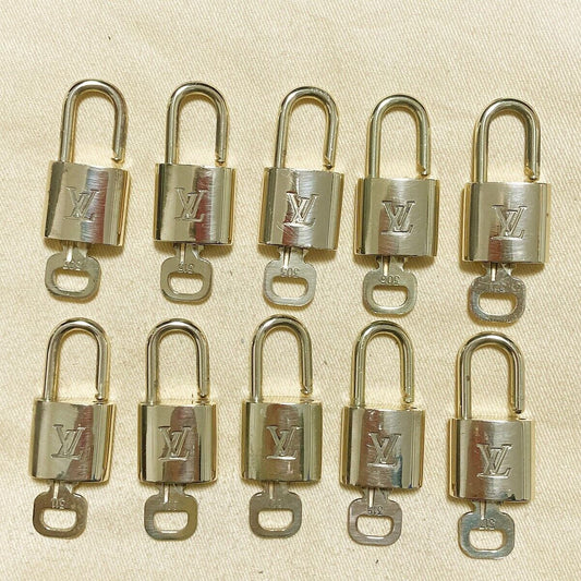 LOUIS VUITTON LV 10 SET PADLOCK KEY BAG CHARM CADENA GOLD PLATED FRANCE 02PDA081