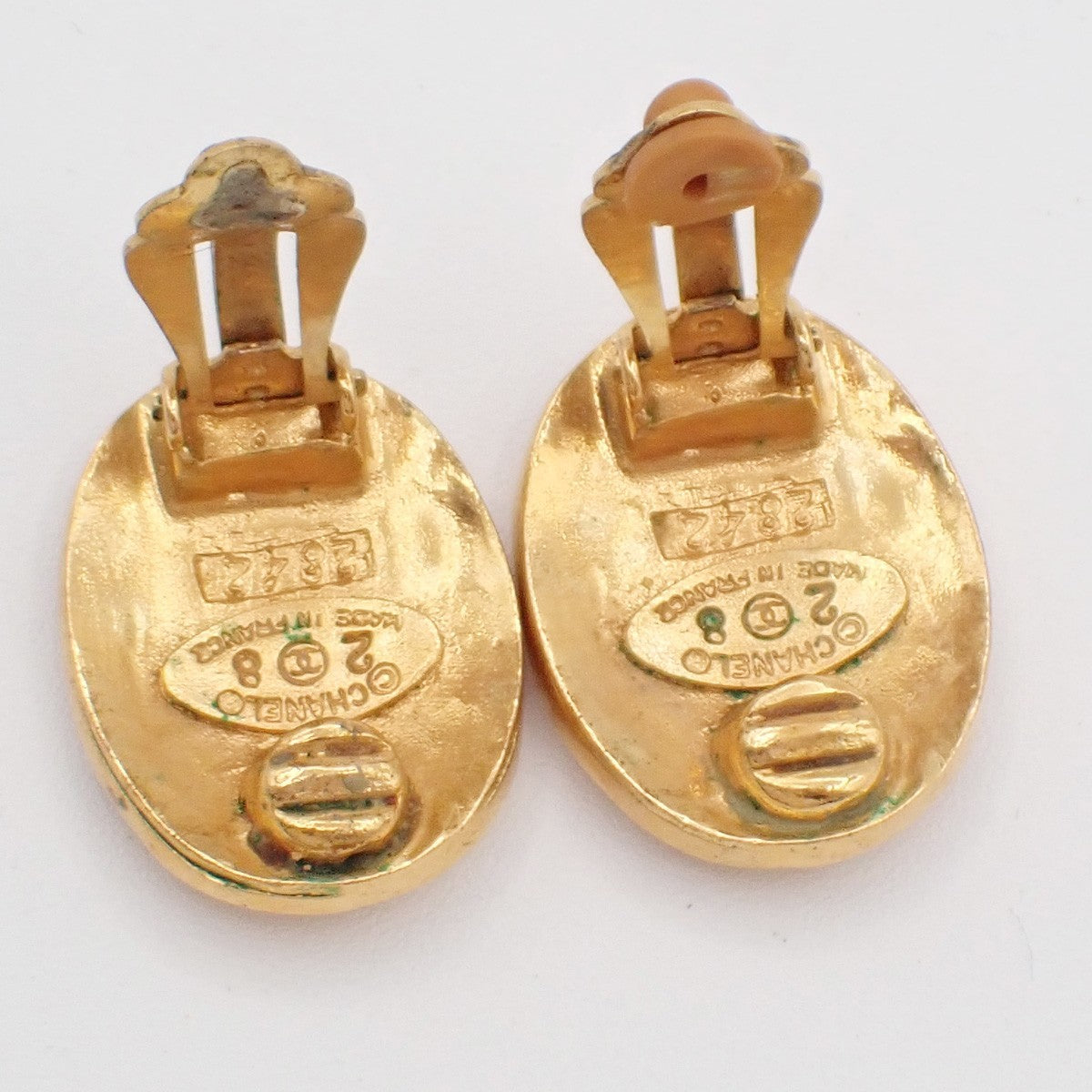 CHANEL CC Logo Oval Button Earrings Clip-On 28 Gold-Plated Vintage 83RF751