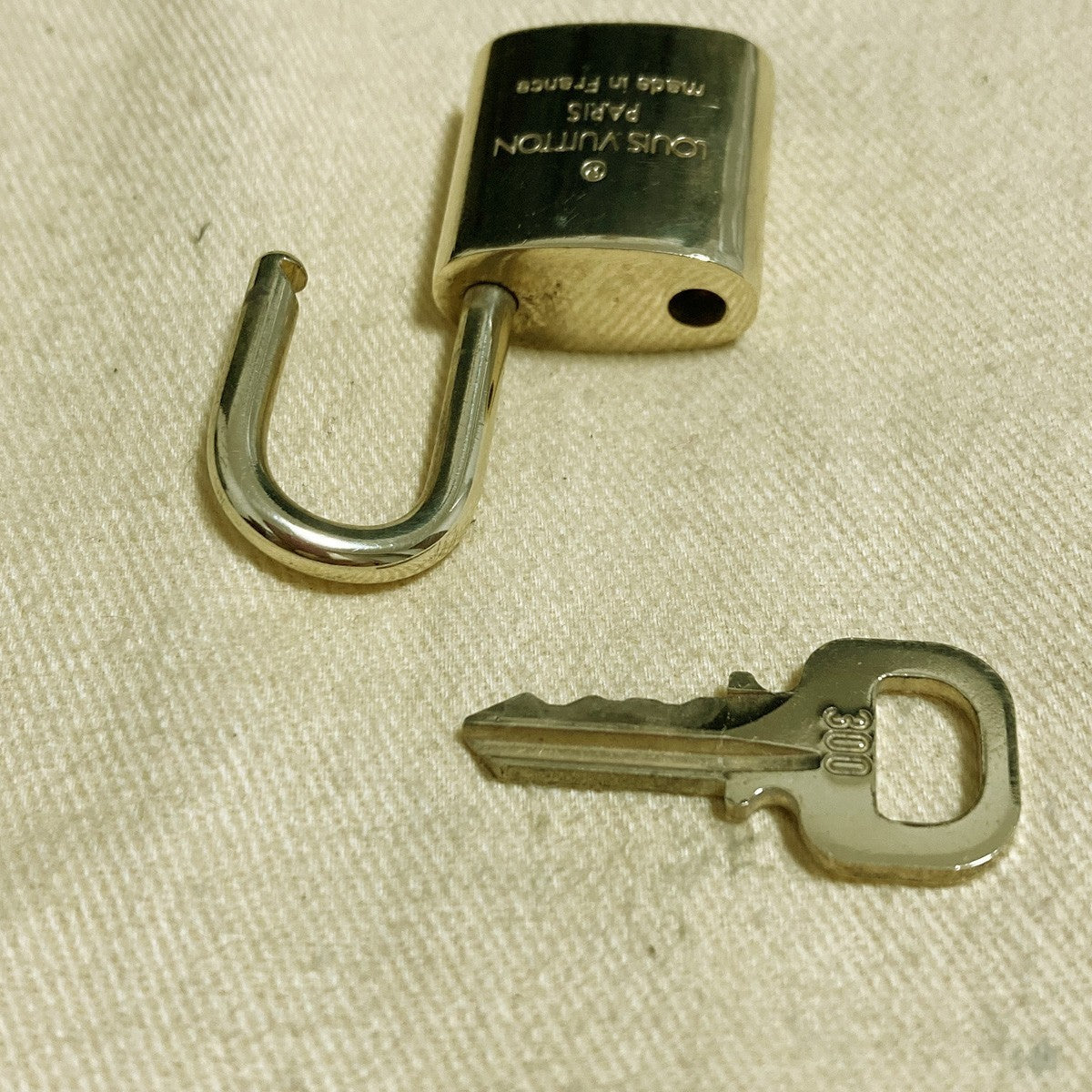 LOUIS VUITTON LV 10 SET PADLOCK KEY CHARM CADENA GOLD-PLATED FRANCE 37PDA305