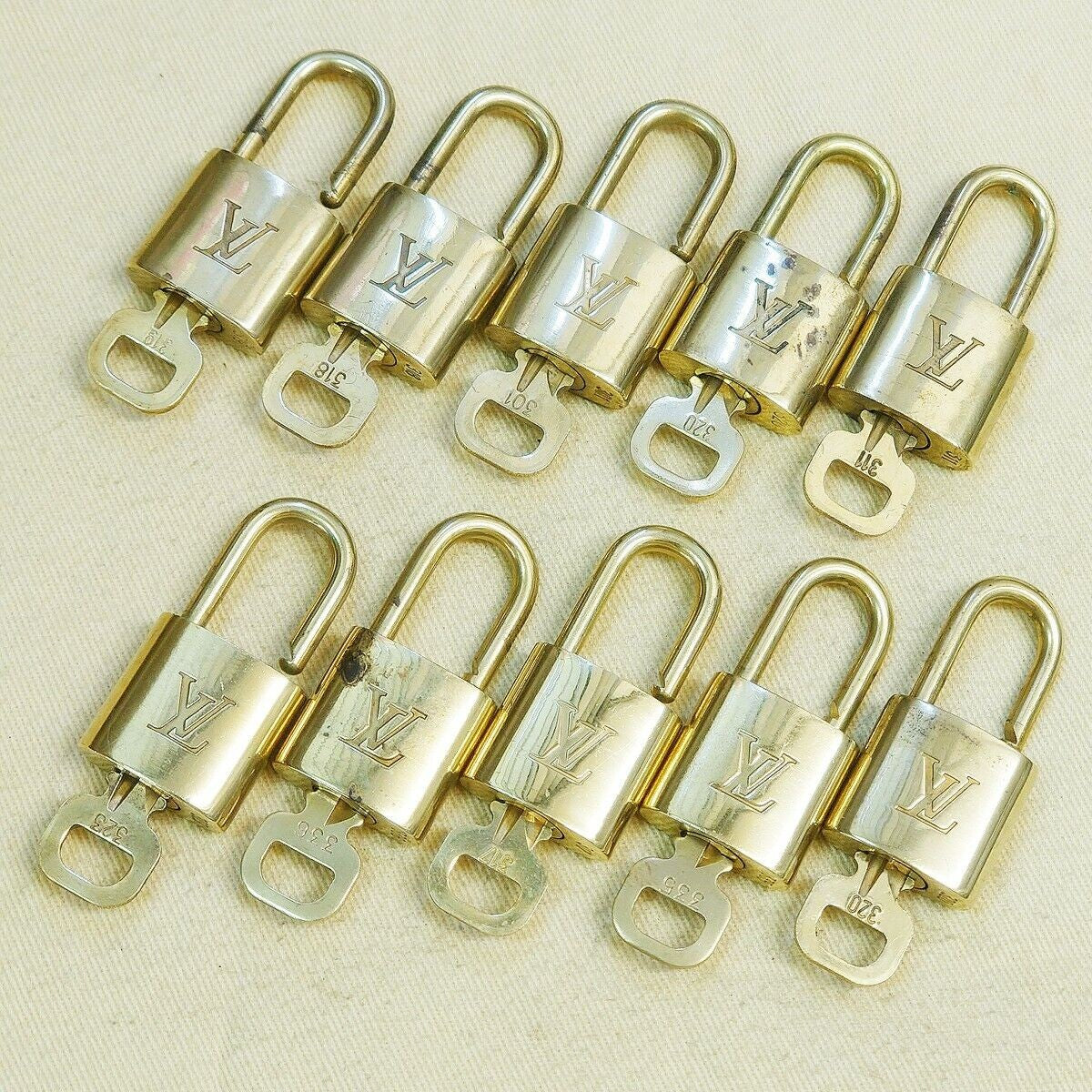 LOUIS VUITTON LV 10 SET PADLOCK KEY BAG CHARM CADENA GOLD PLATED FRANCE 33HA004