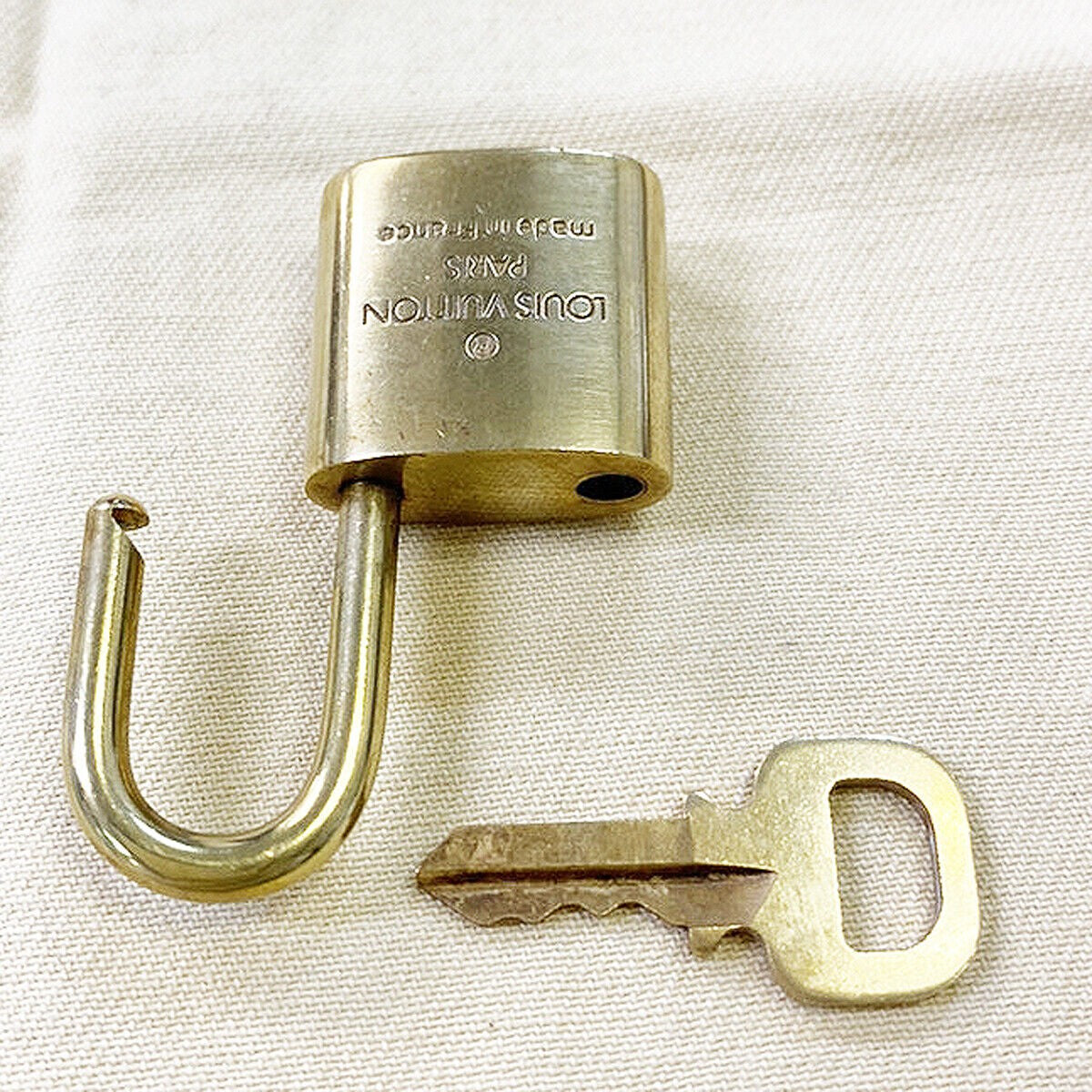 LOUIS VUITTON LV 10 SET PADLOCK CADENA KEY BAG CHARM GOLD PLATED FRANCE 33MS903