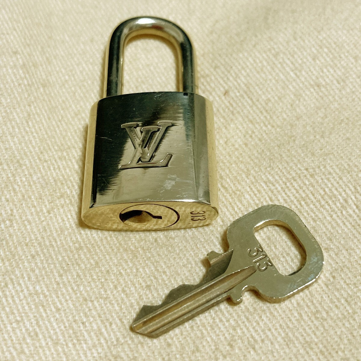 LOUIS VUITTON LV 10 SET PADLOCK KEY CHARM CADENA GOLD-PLATED FRANCE 37PDA149
