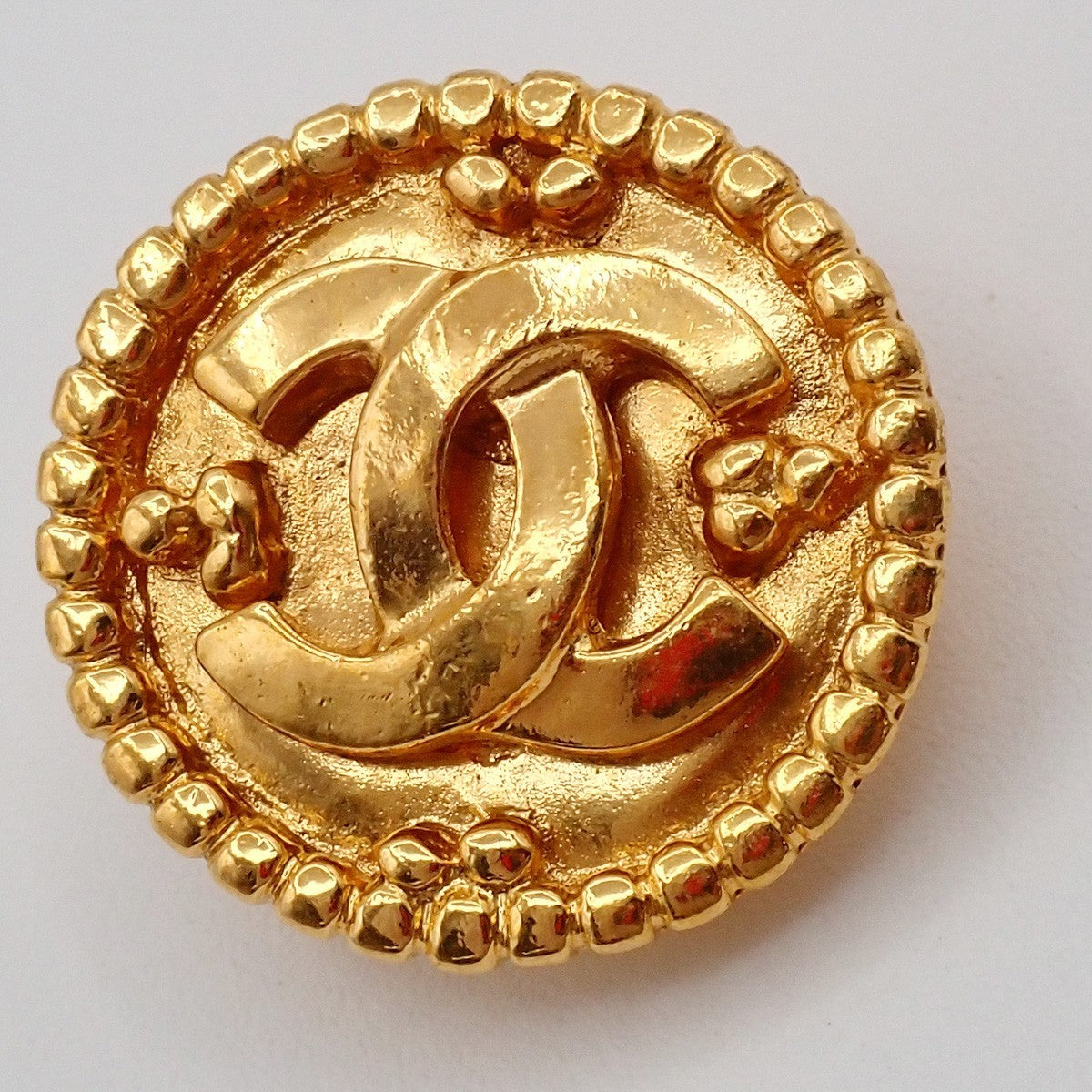 CHANEL CC Logo Round Button Earrings 96A Clip-On Gold France Vintage 80RL495