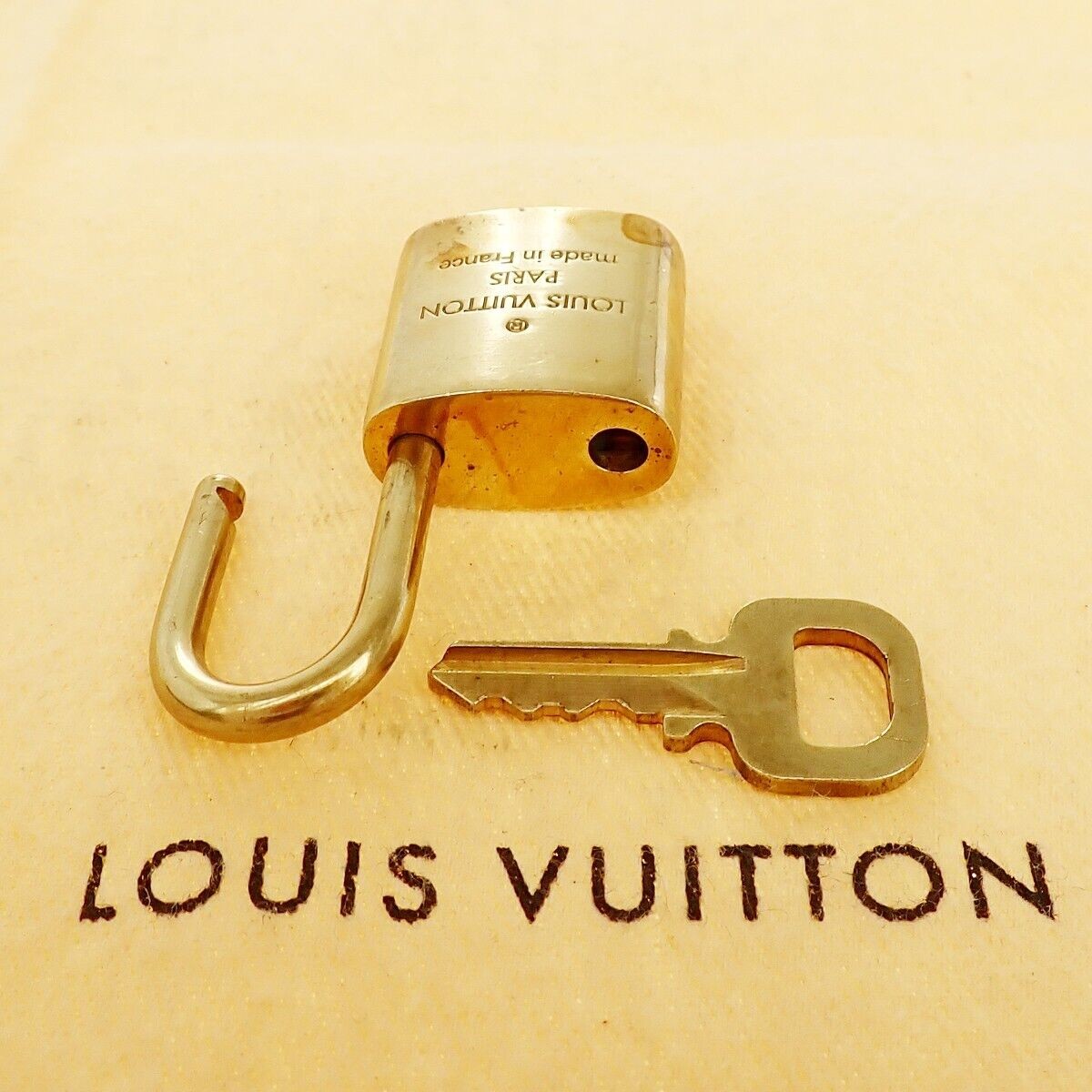 LOUIS VUITTON LV 10 SET PADLOCK KEY BAG CHARM CADENA GOLD PLATED FRANCE 31YE929