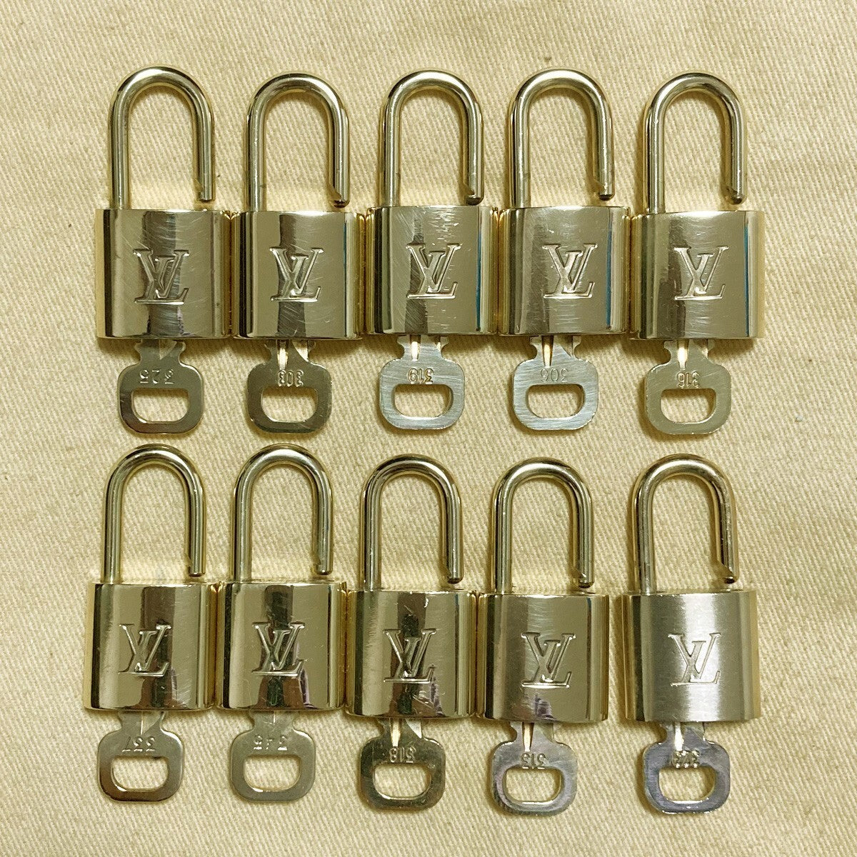 LOUIS VUITTON LV 10 SET PADLOCK KEY CHARM CADENA GOLD-PLATED FRANCE 33PDA178