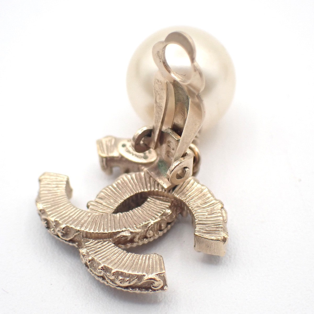 CHANEL CC Logo Immitation Pearl Swing Earrings Clip-on B13C Gold Italy 84RL895