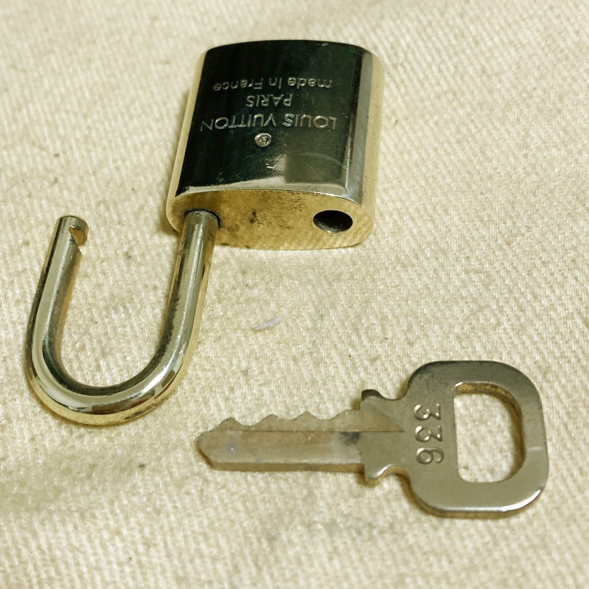 LOUIS VUITTON LV 10 SET PADLOCK KEY CHARM CADENA GOLD-PLATED FRANCE 35PDA248