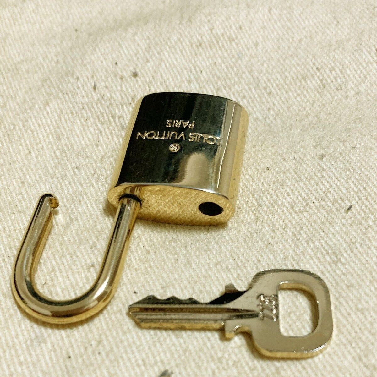 LOUIS VUITTON LV 10 SET PADLOCK KEY CHARM CADENA GOLD-PLATED FRANCE 36PDA195