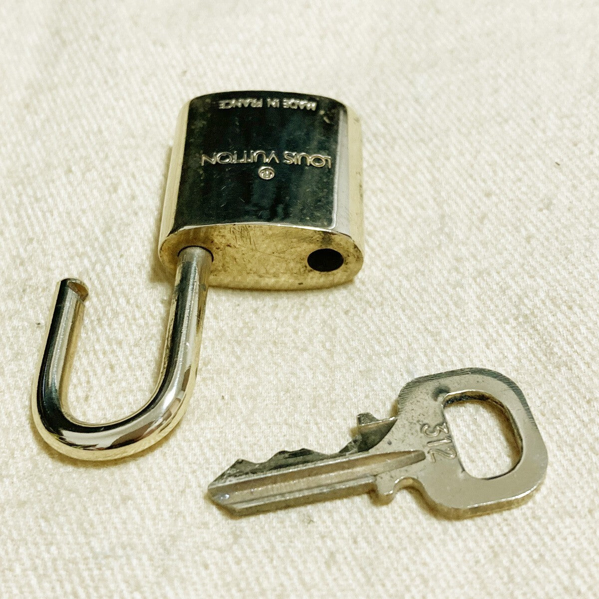 LOUIS VUITTON LV 10 SET PADLOCK KEY CHARM CADENA GOLD-PLATED FRANCE 31PDA229
