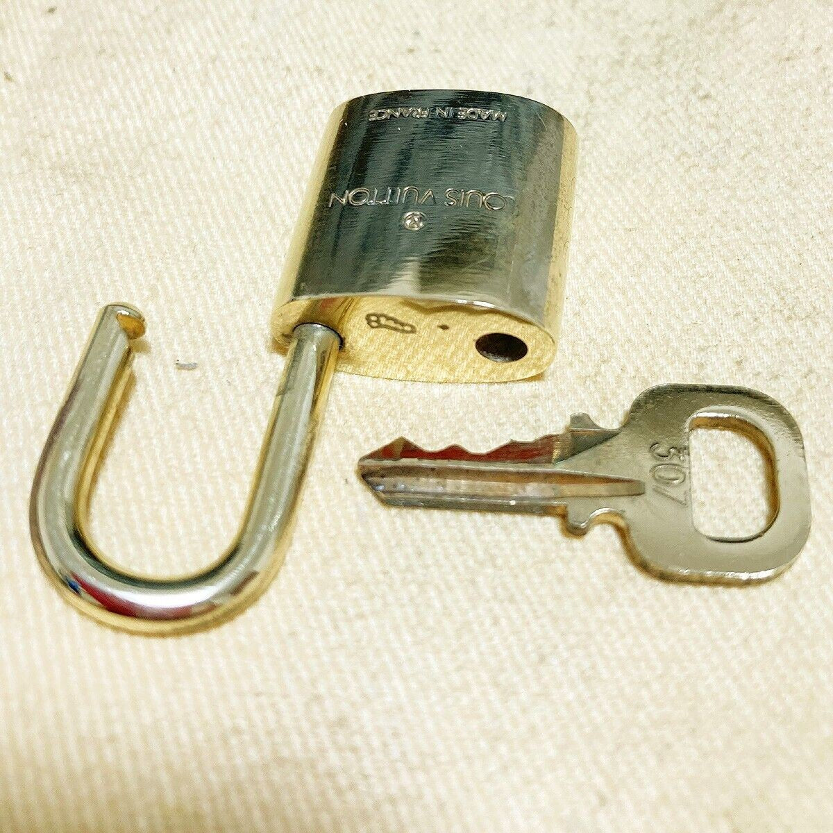 LOUIS VUITTON LV 10 SET PADLOCK KEY CHARM CADENA GOLD-PLATED FRANCE 37PDA111