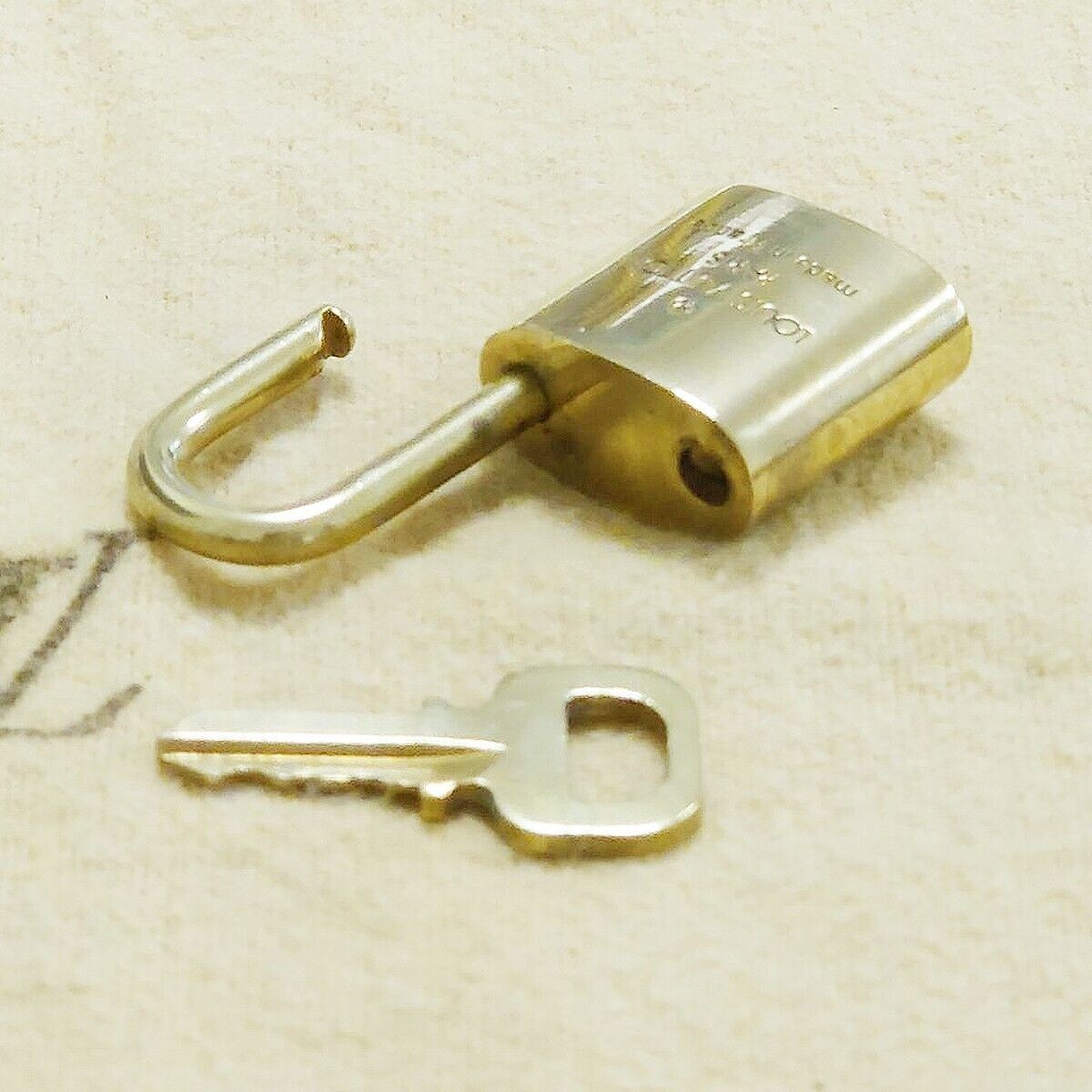 LOUIS VUITTON LV 10 SET PADLOCK KEY BAG CHARM CADENA GOLD PLATED FRANCE 37HA158