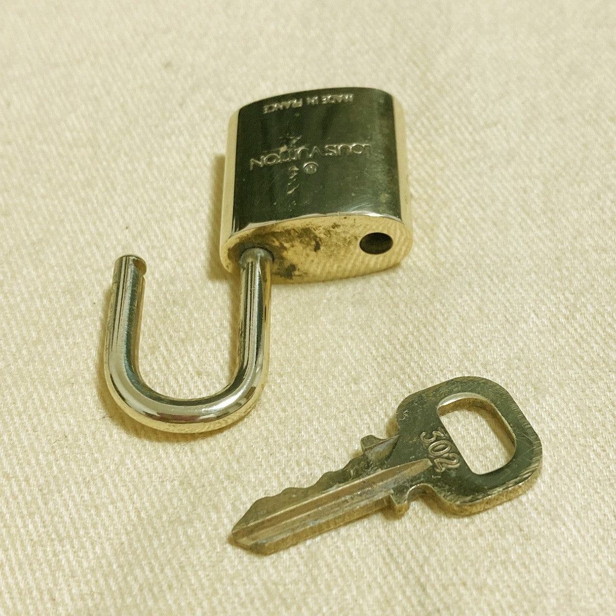 LOUIS VUITTON LV 10 SET PADLOCK KEY CHARM CADENA GOLD-PLATED FRANCE 31PDA301