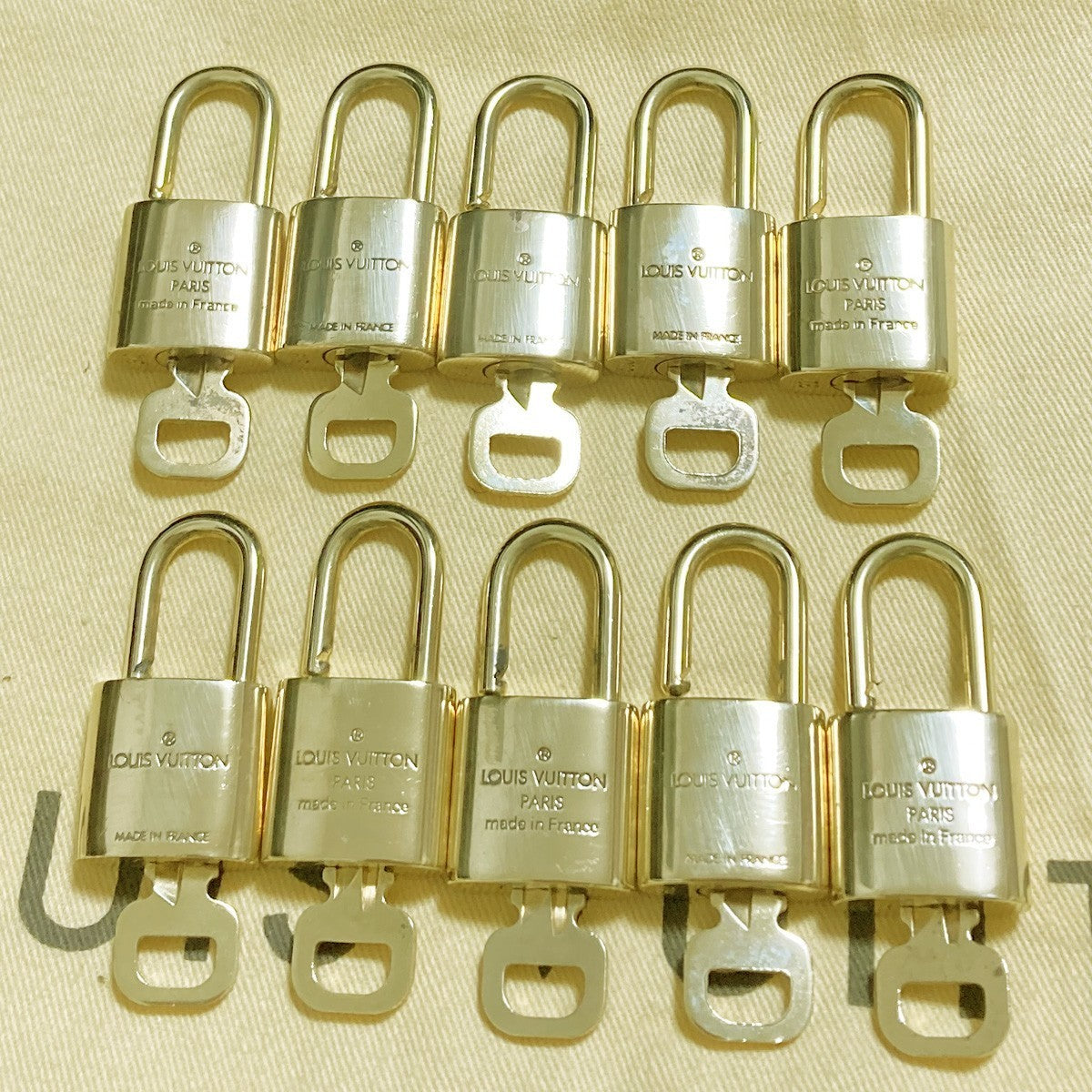LOUIS VUITTON LV 10 SET PADLOCK KEY CHARM CADENA GOLD-PLATED FRANCE 37PDA279