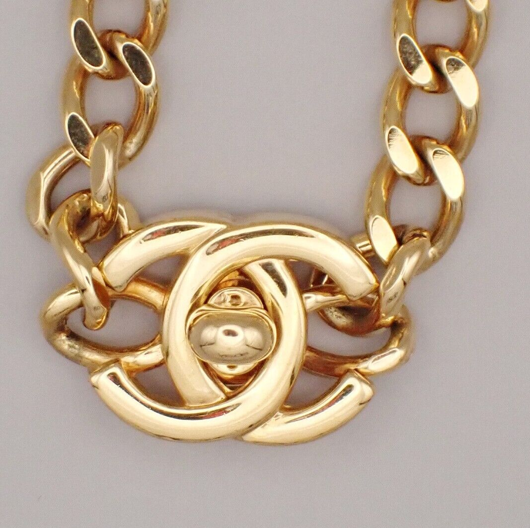 CHANEL CC Logo Turn Lock Chain Necklace Pendant 96A GHW Vintage 45RK644