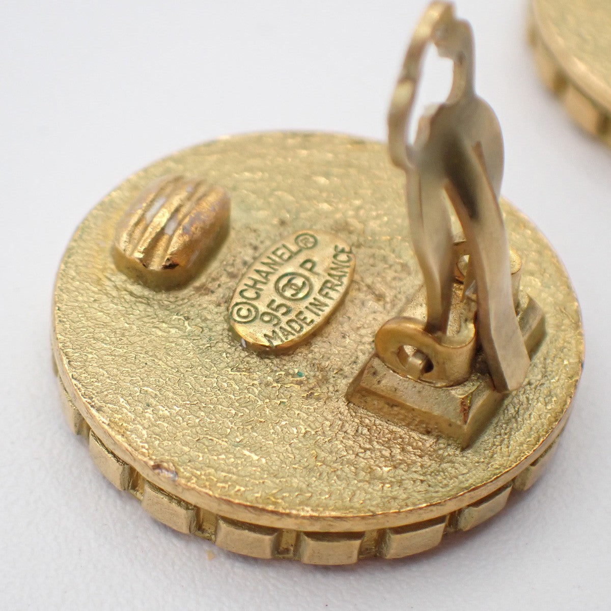 CHANEL CC Logo Round Button Earrings 95P Clip-On Gold GHW France Vintage 67RL677