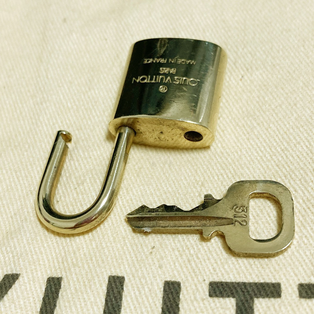 LOUIS VUITTON LV 10 SET PADLOCK KEY CHARM CADENA GOLD-PLATED FRANCE 35PDA263