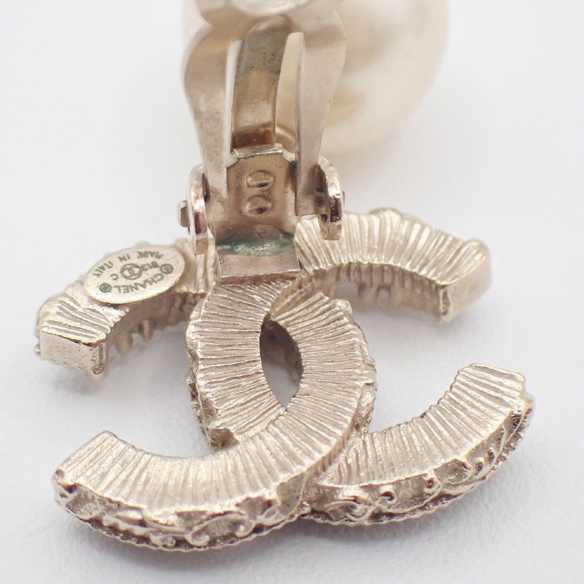 CHANEL CC Logo Immitation Pearl Swing Earrings Clip-on B13C Gold Italy 84RL895
