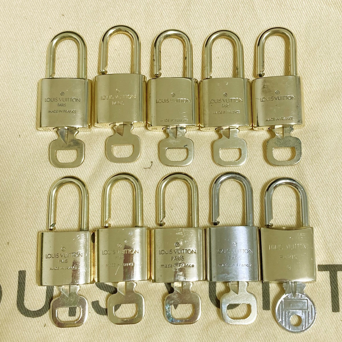 LOUIS VUITTON LV 10 SET PADLOCK KEY CHARM CADENA GOLD-PLATED FRANCE 37PDA280