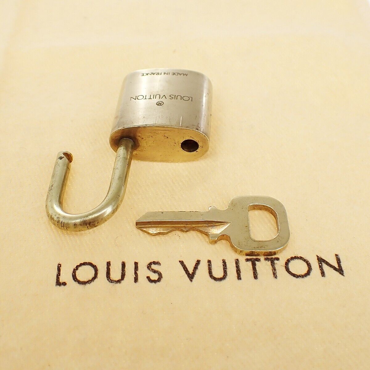 LOUIS VUITTON LV 10 Set Padlock cadena Key Bag Charm Gold Plated France 35YE760