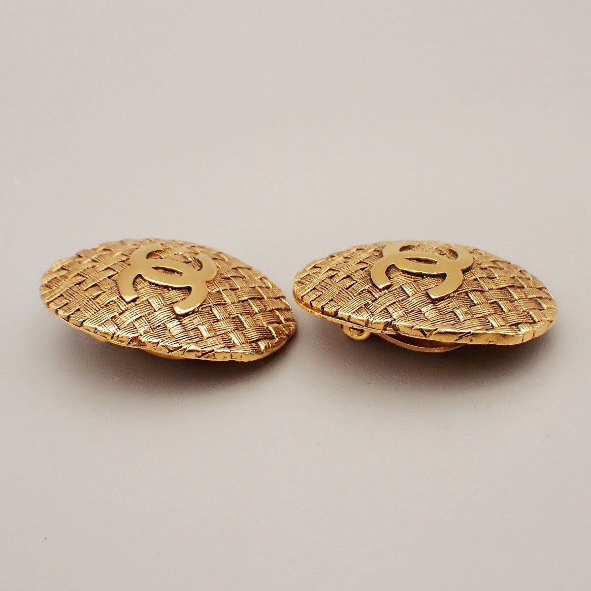 CHANEL CC Logo Oval Button Earrings 29 Clip-On Gold GHW France Vintage 83RL104