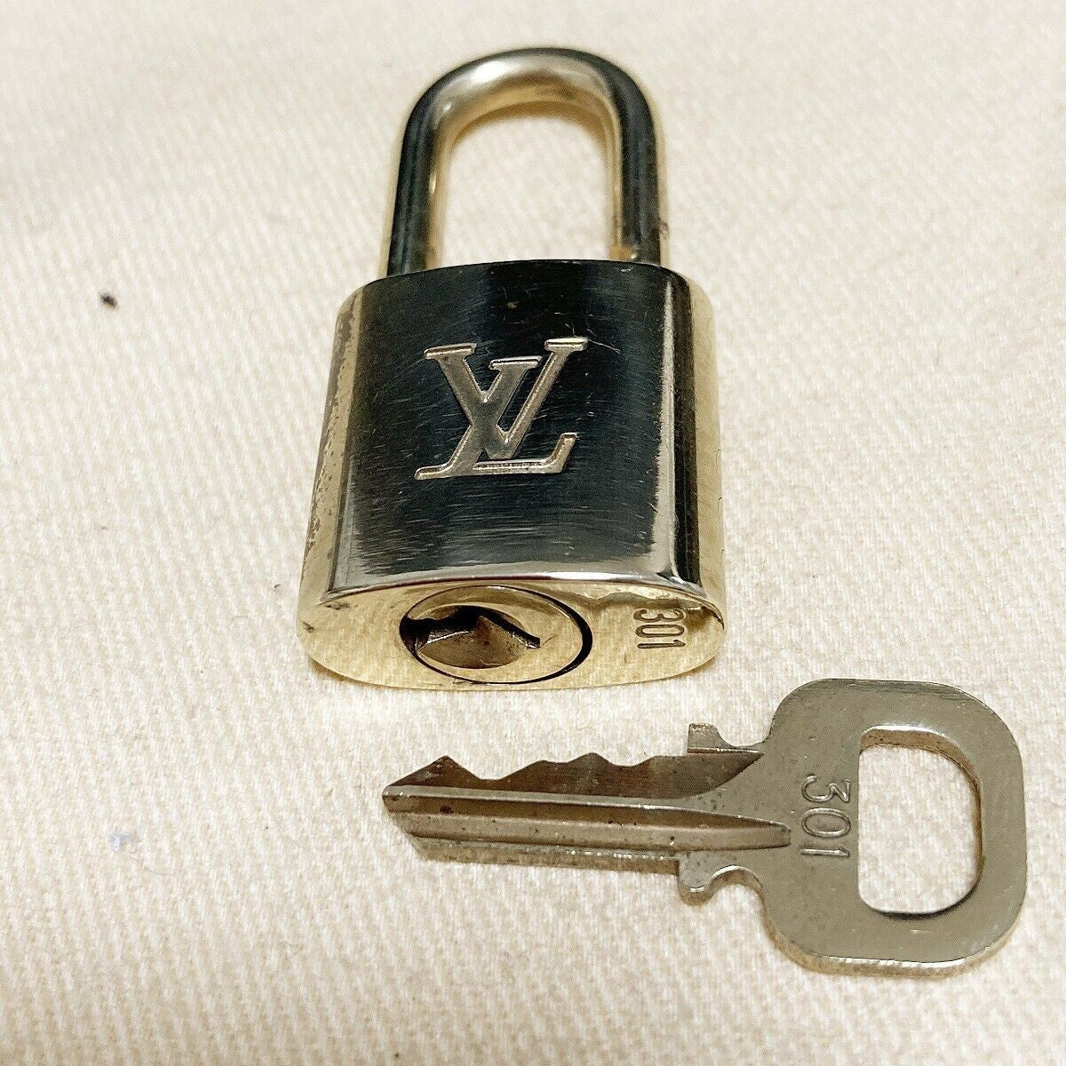 LOUIS VUITTON LV 10 SET PADLOCK KEY BAG CHARM CADENA GOLD PLATED FRANCE 35PDA010