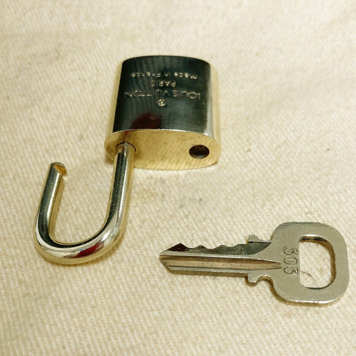 LOUIS VUITTON LV 10 SET PADLOCK KEY BAG CHARM CADENA GOLD PLATED FRANCE 80PDA130