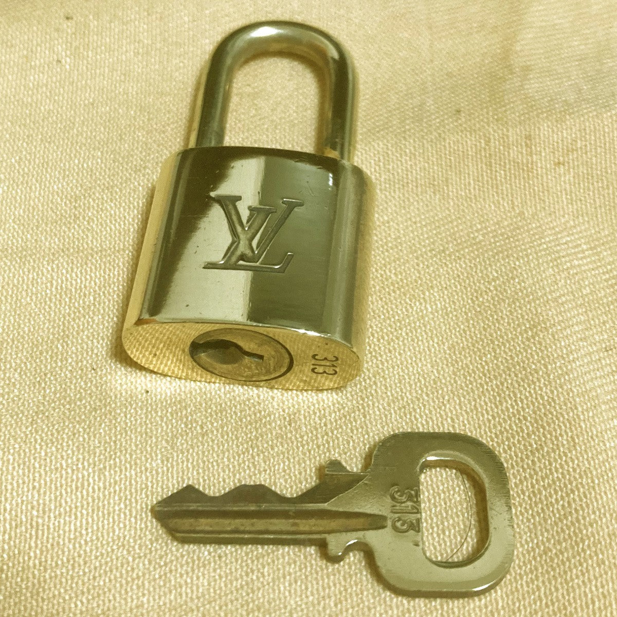 LOUIS VUITTON LV 10 SET PADLOCK KEY CHARM CADENA GOLD-PLATED FRANCE 02PDA318