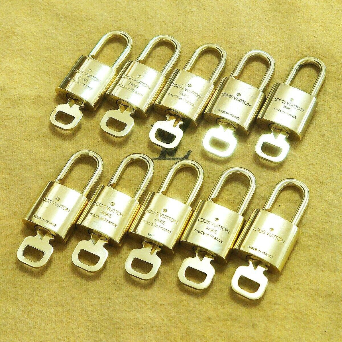 LOUIS VUITTON LV 10 SET PADLOCK KEY BAG CHARM CADENA GOLD PLATED FRANCE 35HA106